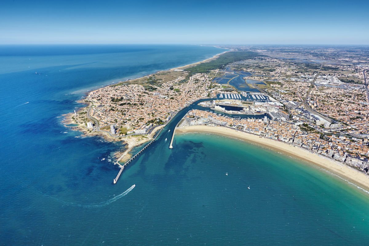 Vue aérienne de la baie des Sables-d'Olonne, du port au remblai